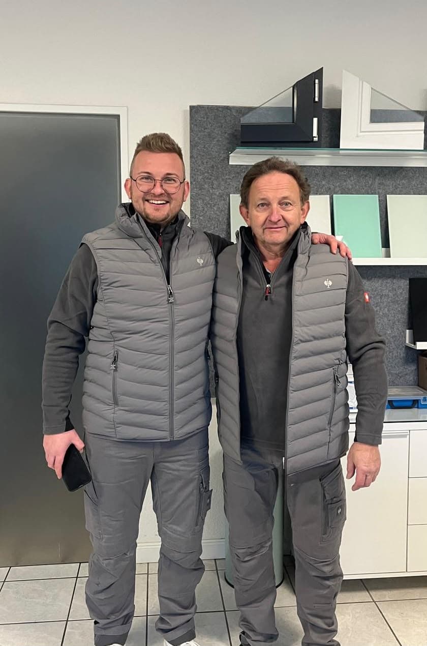Steven Dittrich und Michael Dittrich in Arbeitswesten in der Werkstatt in Hamburg-Niendorf